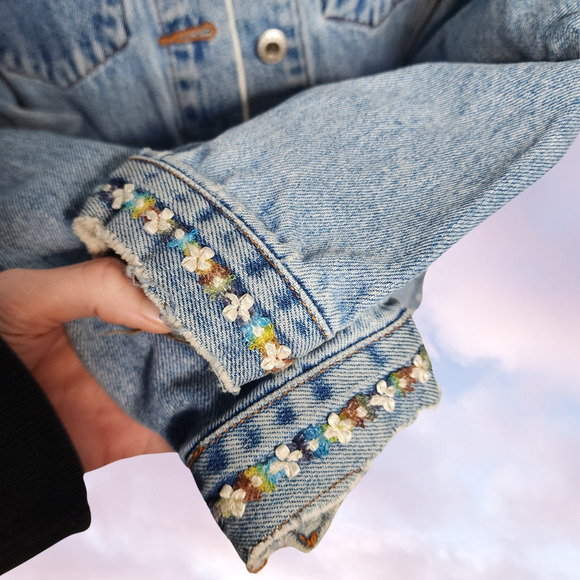 Vtg 90s Y2k 1of1 DIY Flower Trim Distressed Light Wash Denim Jacket Sz M - Picture 3 of 8